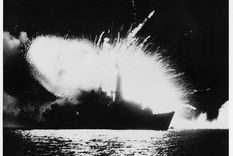 Al intentar desactivar una bomba en el interior de la fragata HMS Antelope, esta explotó y generó un incendio que alcanzó un pañol de misiles Sea Cat. Foto: Foto: FAA