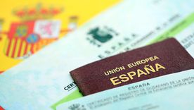 España avanza con un real decreto para regularizar a inmigrantes sin papeles que ya viven en el país. España avanza con un real decreto para regularizar a inmigrantes sin papeles que ya viven en el país.