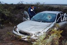 Así quedó el Corsa luego de recibir el impacto del pedazo de ruta. Foto: Gentileza Diario de Río Negro