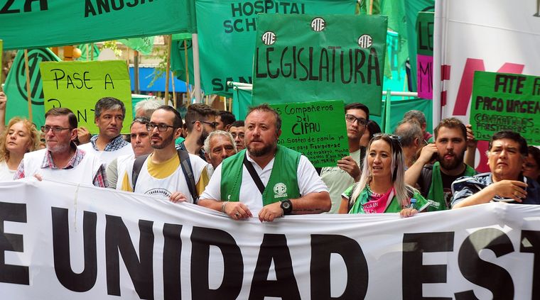 Una de las movilizaciones estatales. En la foto, Roberto Macho (ATE) y Sebastián Henríquez (extitular del SUTE). Foto: ALF PONCE / MDZ