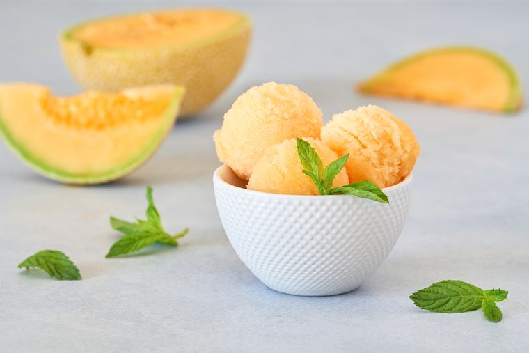 La receta de helado de melón aprovecha el dulzor natural de la fruta, por lo que requiere muy poco azúcar. La receta de helado de melón aprovecha el dulzor natural de la fruta, por lo que requiere muy poco azúcar.