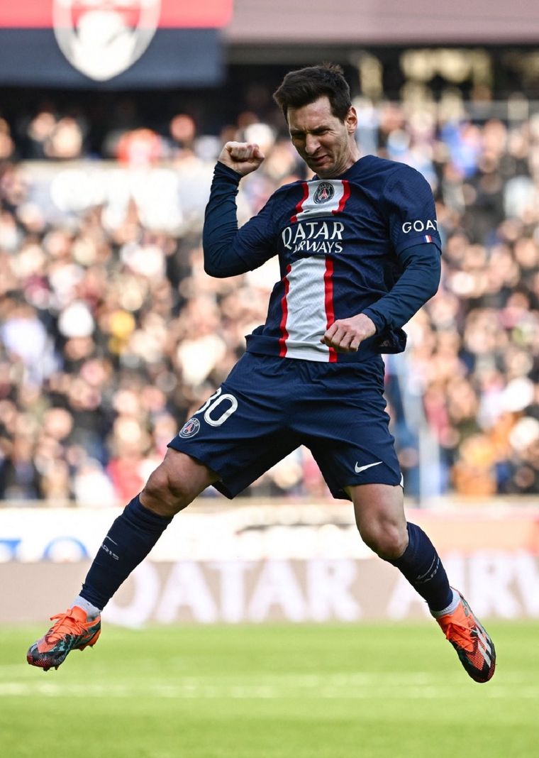 Messi salta para festejar el gol de la victoria parisina.