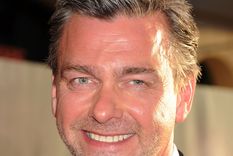 El actor Ray Stevenson falleció a los 58 años de edad.