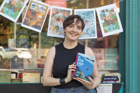 La historietista Dani Ruggeri fue premiada por la publicación de su historieta El Otro Lago (Maten al Mensajero, 2024). La historietista Dani Ruggeri fue premiada por la publicación de su historieta El Otro Lago (Maten al Mensajero, 2024).