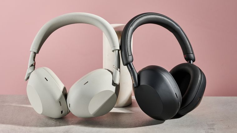 El diseño plegable con bisagras metálicas de los Sony WH-1000XM6 asegura una vida útil prolongada para el usuario exigente. El diseño plegable con bisagras metálicas de los Sony WH-1000XM6 asegura una vida útil prolongada para el usuario exigente.