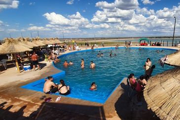 Mendocinos disfrutan la playita del Carrizal durante el verano.&nbsp;