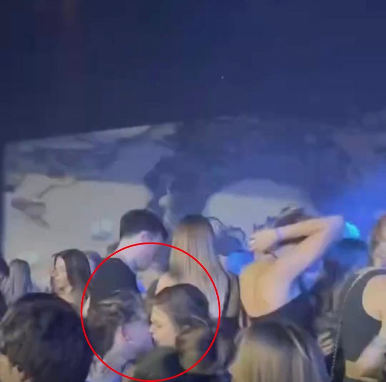 Lucas y Anderson, muy acaramelados en un boliche. Lucas y Anderson, muy acaramelados en un boliche.