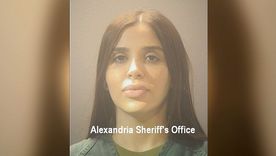 La foto policial de Emma Coronel Aispuro. Foto: ALEXANDRIA SHERIFF’S OFFICE VIA GETTY IMAGES
