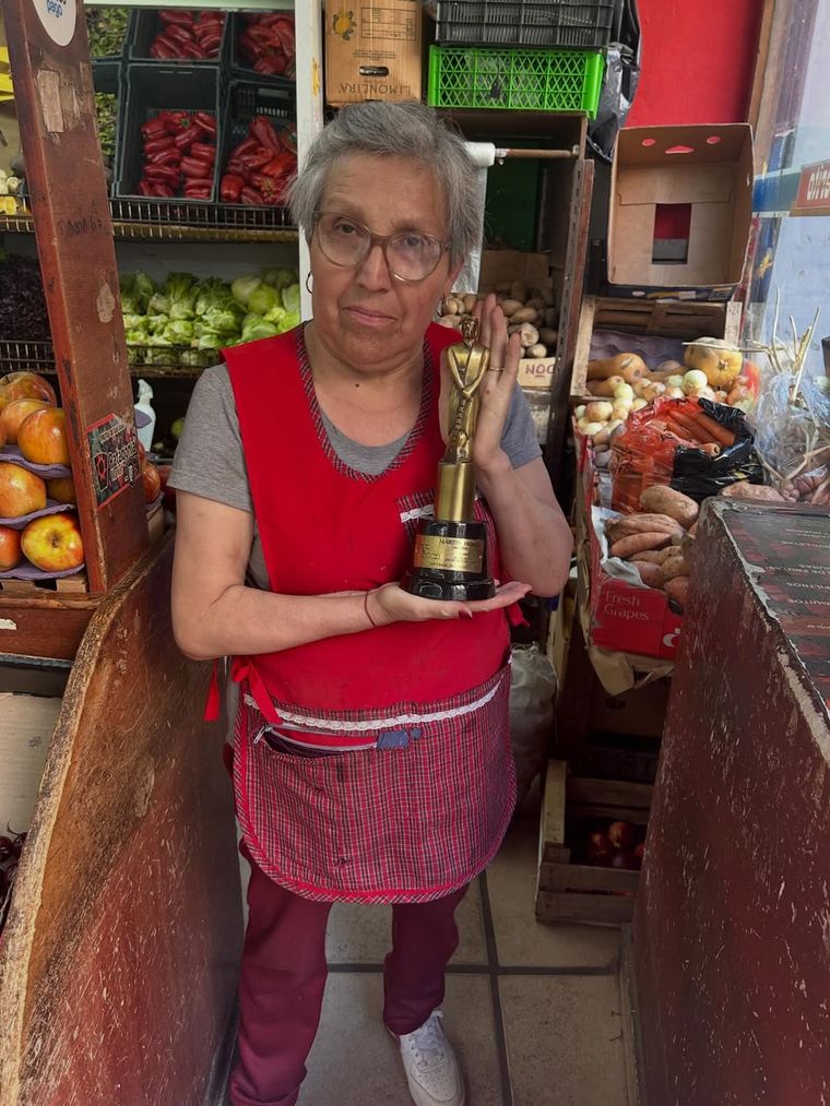 Imagen de la premiaci&oacute;n espont&aacute;nea que gener&oacute; Pablo Rago y que se volvi&oacute; viral en las plataformas digitales esta semana.