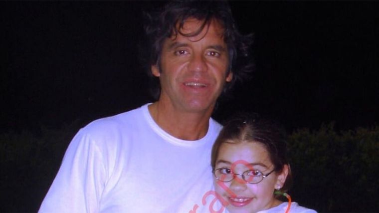 Ricardo Biasotti junto a su hija Anna Chiara del Boca, cuando ella era pequeña.