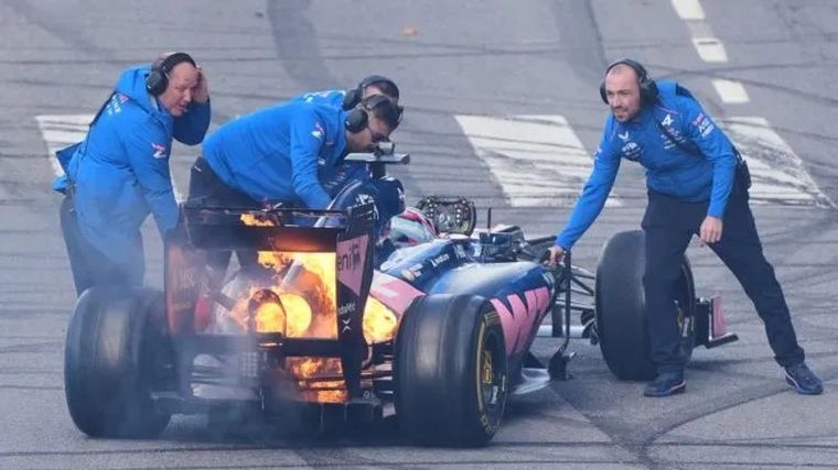 Así quedó el Lotus/Alpine de Colapinto tras el principio de incendio.