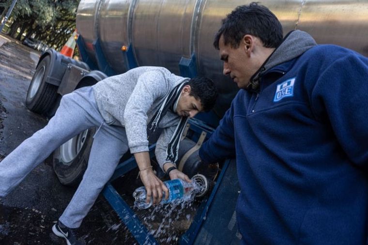 El agua que sale del grifo en Montevideo tiene mayor cantidad de sodio y cloruro que lo indicado por la normativa uruguaya desde fines de abril, por lo que cientos de miles pasaron a tomar agua embotellada. Foto: Getty Images