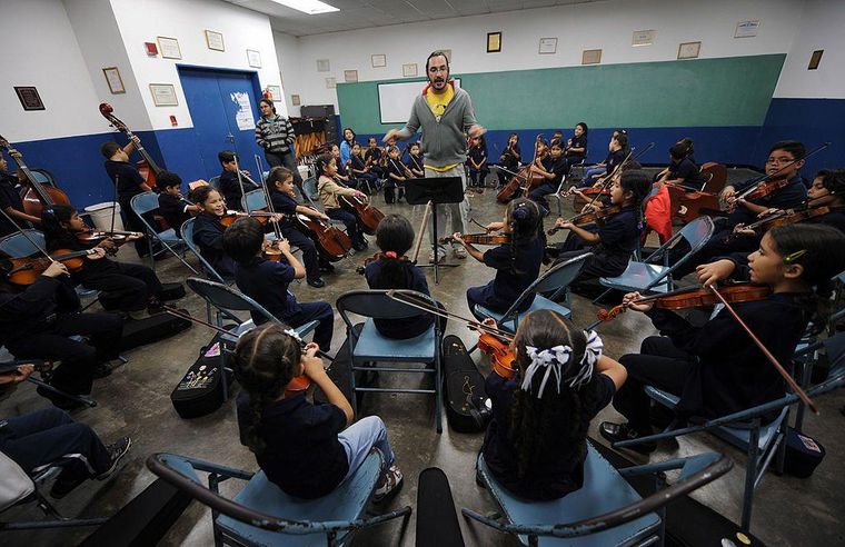 El Sistema de Orquestas Juveniles e Infantiles de Venezuela fue creado en 1975, con el propósito de combatir la pobreza y la violencia a través de las artes.