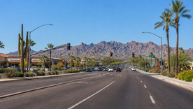 Phoenix comenzó en 2020 una prueba con pavimento reflectante sobre unos 58 kilómetros de calles para combatir el calor extremo.