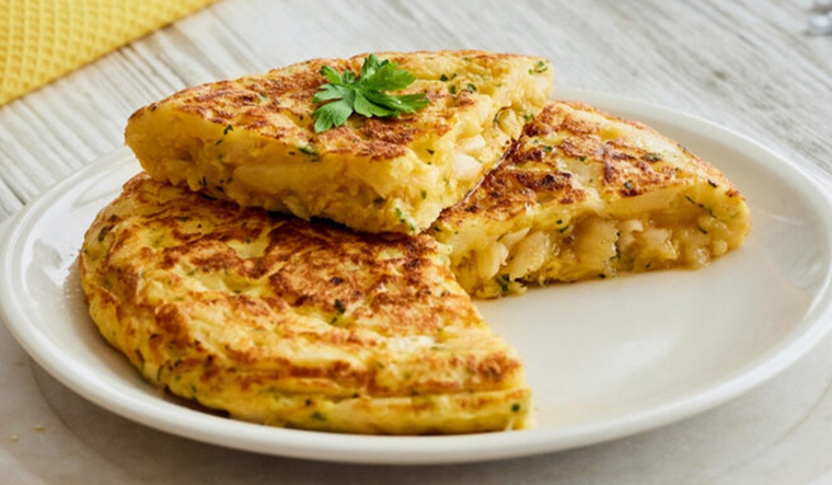 Aunque hoy es un plato común en restaurantes, la receta nació como una preparación humilde hecha para aprovechar restos de bacalao en casa.