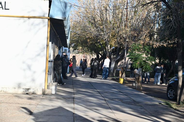 Tras la amenaza del miércoles, este jueves hubo presencia policial y menor asistencia. Padres reclaman respuestas y denuncian falta de información clara.