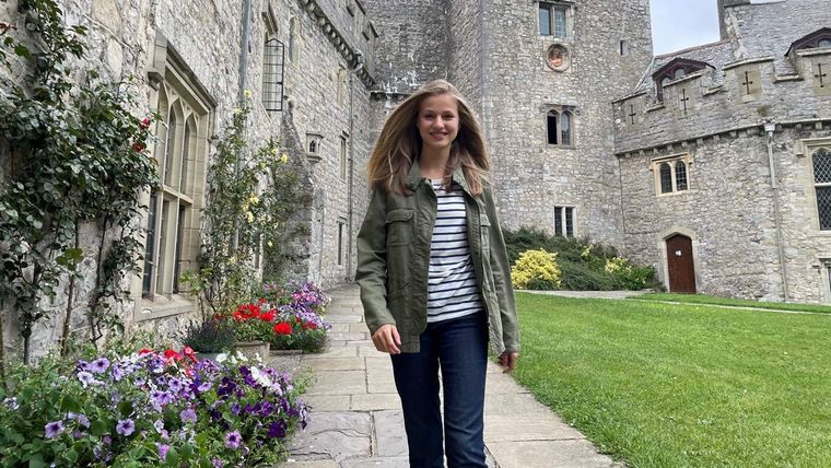 Leonor de Borbón y Alexia de Orange-Nassau se divierten rumbo a una nueva aventura escolar juntas Foto: Lecturas