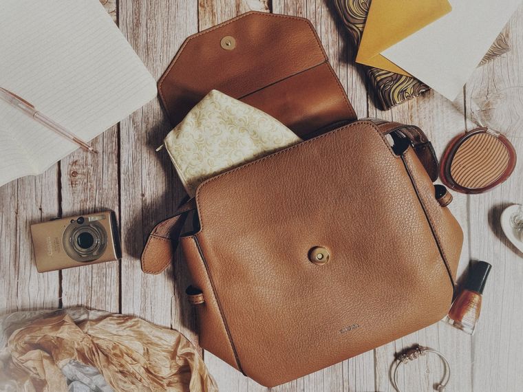 Limpieza Cómo limpiar tus carteras de cuero Foto: Unsplash