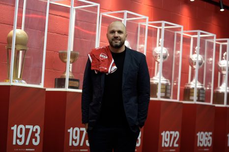 Jadson Viera puso el gancho y se convirtió en el nuevo entrenador de Independiente. Jadson Viera puso el gancho y se convirtió en el nuevo entrenador de Independiente.