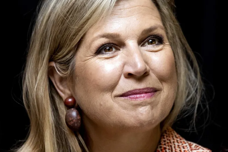 Máxima de los Países Bajos siempre se destaca por sus particulares y estilosos looks. Foto: EFE