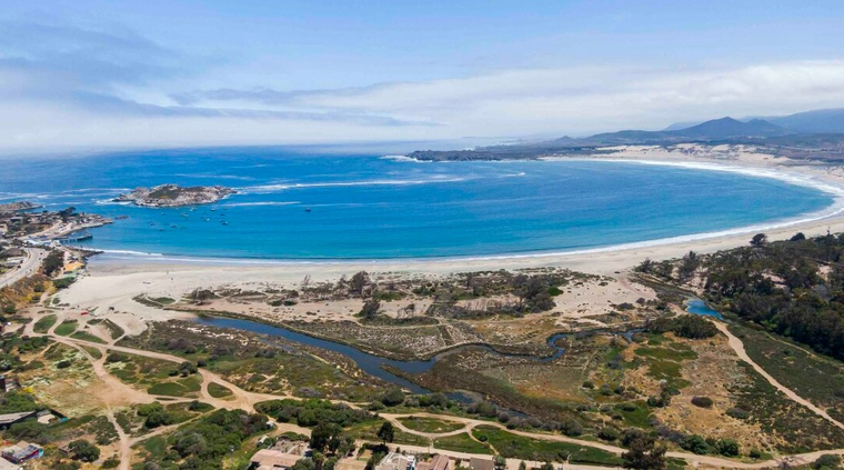 Pichidangui es una playa serena y familiar, con aguas calmas y un entorno ideal para descansar. Pichidangui es una playa serena y familiar, con aguas calmas y un entorno ideal para descansar.