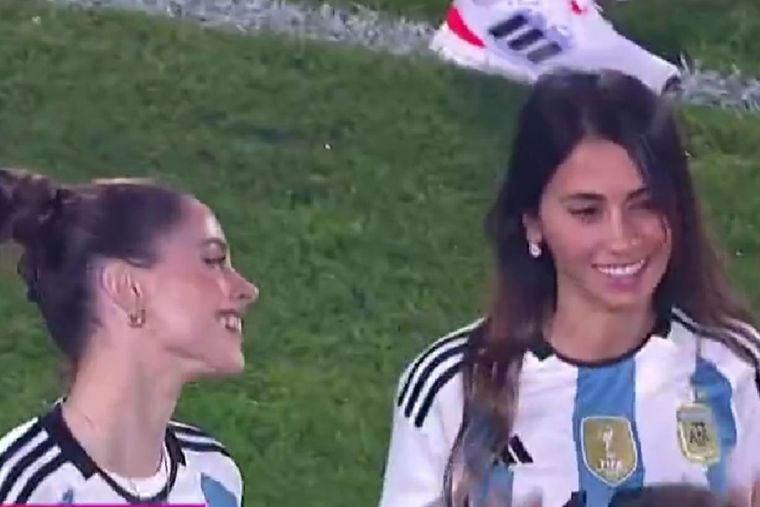 Tini y Antonela, a las risas en los festejos de la Selección argentina.