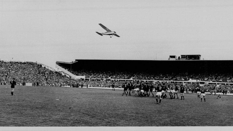 Avio´n piloteado por activistas sobrevuela sobre el estadio del ultimo test match de la gira Foto: Staff Photographer