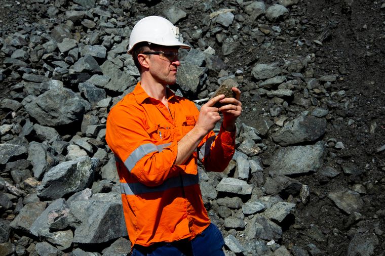 La nueva carrera de Minería podrá dictarse en institutos superiores públicos y privados de la provincia, con autorización previa de Educación Superior.