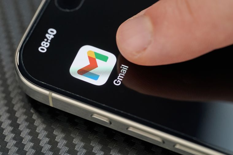 Gmail ofrece alias con “+”: tunombre+tienda@gmail.com llega igual, pero deja rastro del origen. Gmail ofrece alias con “+”: tunombre+tienda@gmail.com llega igual, pero deja rastro del origen.