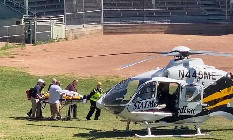 El momento en que Salman Rushdie es trasladado en helicóptero al hospital de Nueva York. Foto: Télam