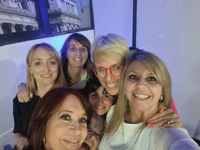 Cristina junto a sus alfiles en la Cámara de Senadores. Foto: Twitter María de los Ángeles Sacnun