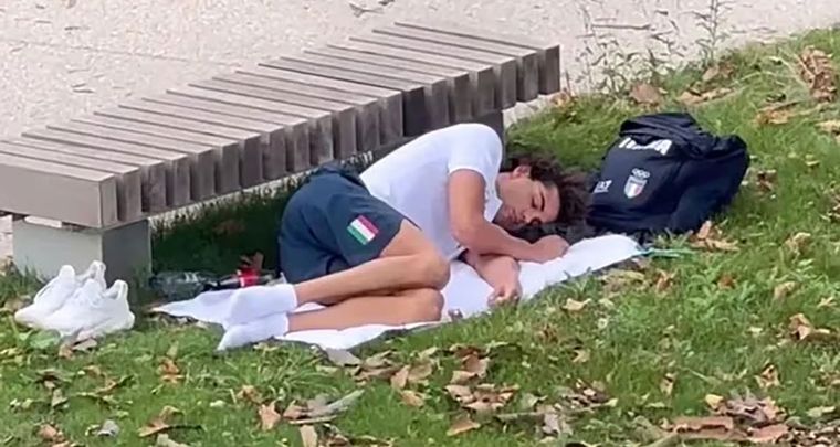 Thomas Ceccon, durmiendo en un jardín de la Villa Olímpica. Foto: Captura