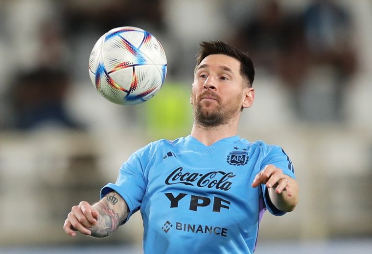 Leo sería titular contra Emiratos Árabes Unidos. Foto: EFE