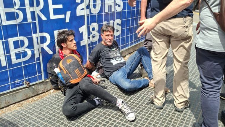 El cura Paco Olveira y un presunto fotógrafo, ambos detenidos en el Congreso.