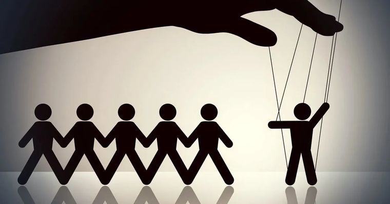 Sutileza, gestos calculados y promesas a medias: el horóscopo gitano identifica a los que controlan desde las sombras. Sutileza, gestos calculados y promesas a medias: el horóscopo gitano identifica a los que controlan desde las sombras.