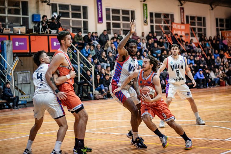 Rivadavia le ganó a Villa San Martín y forzó un cuarto partido en los cuartos de final. Foto: Abril Capeloni