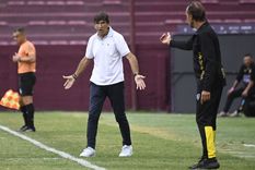 Como de costumbre, Costas vivió con tensión el partido de Racing. Foto: Fotobaires Como de costumbre, Costas vivió con tensión el partido de Racing. Foto: Fotobaires