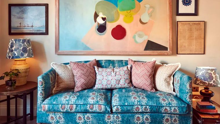 Darle una nueva vida a los hallazgos vintage que pueden existir en el propio hogar (o la casa de la familia donde uno creció) es una excelente manera de crear piezas únicas para la casa, además de que también ayuda a reducir el desperdicio. Foto: Malcolm Menzies / Polly Ashman