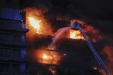 Los bomberos trabajan a destajo para mitigar el incendio Foto: EFE