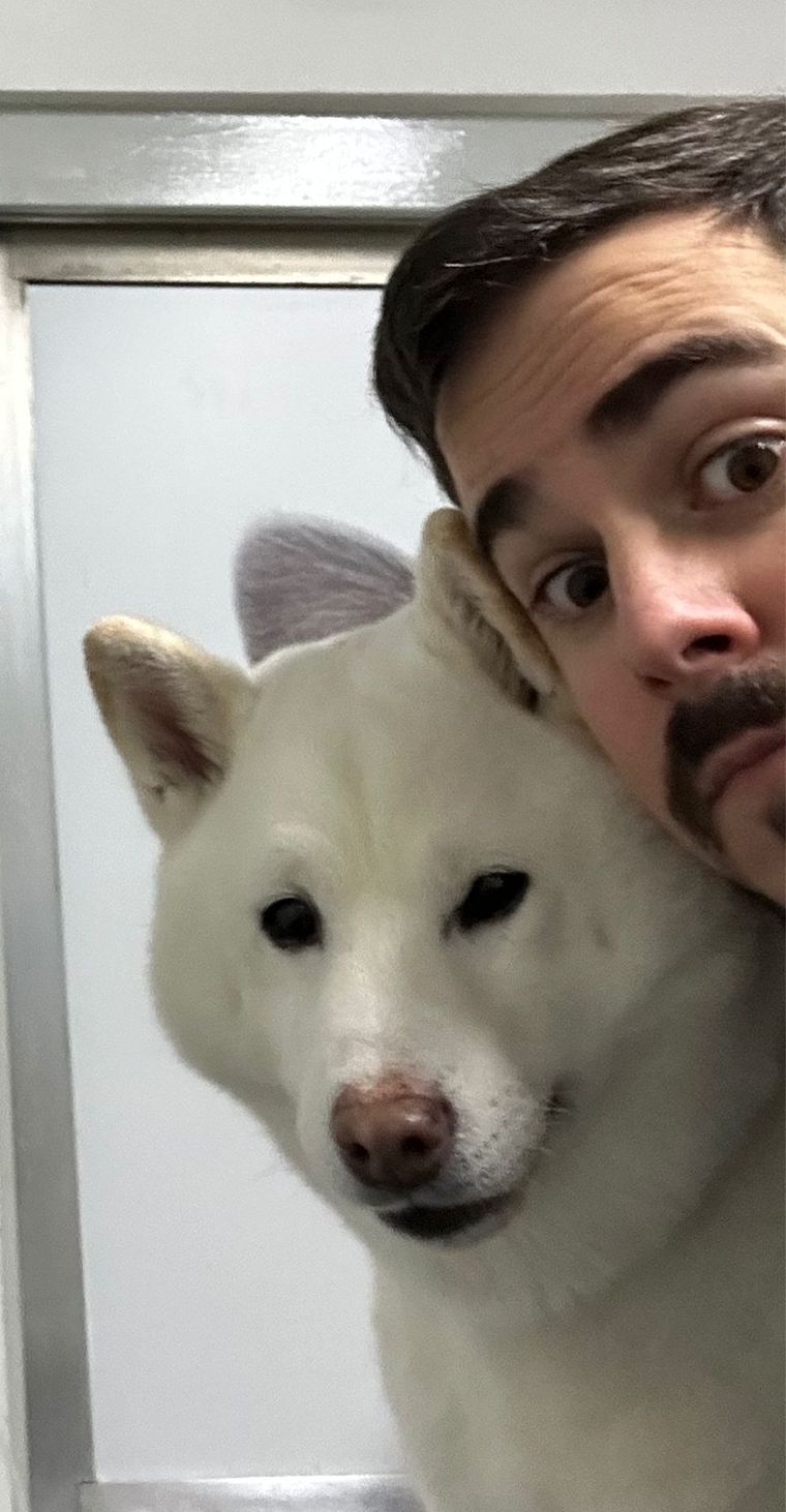 Nicolás junto a Kibu, uno de los integrantes de la gran familia que han construido junto a Dario. Nicolás junto a Kibu, uno de los integrantes de la gran familia que han construido junto a Dario.