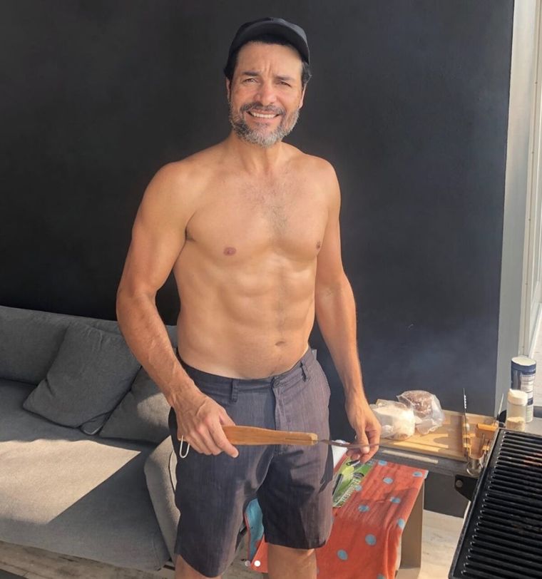 Foto: https://www.quien.com/espectaculos/2020/04/20/a-sus-51-anos-chayanne-roba-suspiros-con-su-abdomen-de-acero