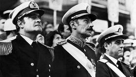 La primera Junta Militar estaba integrada por Emilio Massera (izquierda), Rafael Videla (centro) y Orlando Agosti (derecha).