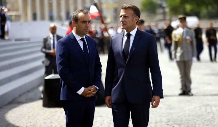 En Francia, Sébastien Lecornu y Emmanuel Macron son protagonistas de la crisis política. Foto Efe