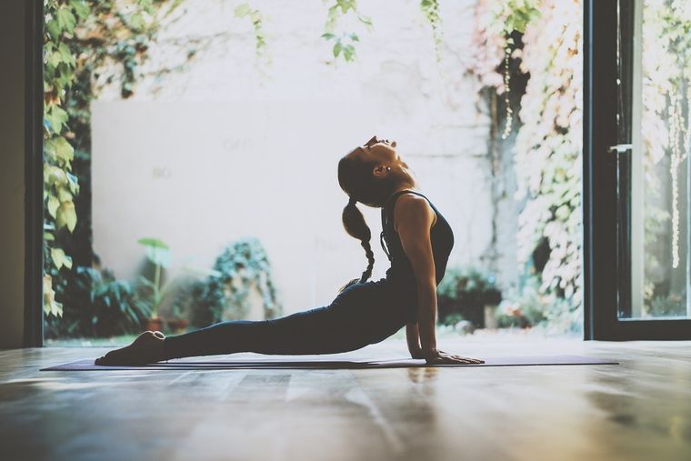 Existen algunas posturas de yoga que nos ayudan a calmar los dolores menstruales. Foto: Shutterstock.