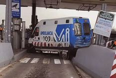 La ambulancia chocó en un peaje de Acceso Oeste y murió la paciente que trasladaba Foto: X @ituzaingo La ambulancia chocó en un peaje de Acceso Oeste y murió la paciente que trasladaba Foto: X @ituzaingo