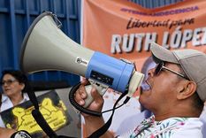 Ruth López, la directora de la unidad anticorrupción de Cristosal, fue encarcelada bajo acusaciones de corrupción en un proceso cuestionado por organizaciones internacionales.