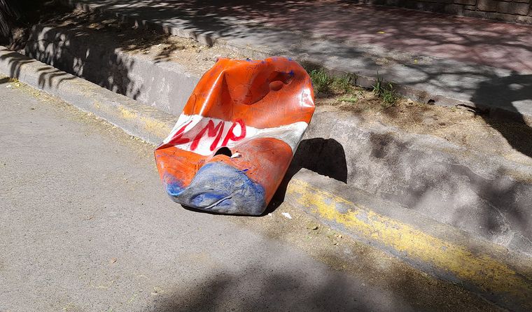 Señalización improvisada y obstáculos firmes, una postal que se repite. Señalización improvisada y obstáculos firmes, una postal que se repite.