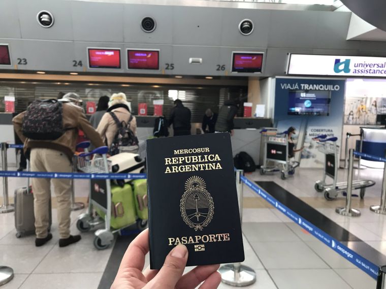 Emigrar se ha vuelto una opción considerada por varios argentinos Foto: Archivo MDZ