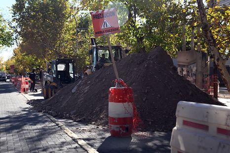 Caños, adoquines levantados, vallados y maquinaria forman parte del paisaje actual en varios sectores transitados de la Ciudad de Mendoza. Caños, adoquines levantados, vallados y maquinaria forman parte del paisaje actual en varios sectores transitados de la Ciudad de Mendoza.