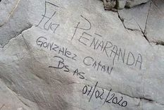 El indeseable grafiti que los Peñaranda dejaron en una piedra de Valle Grande